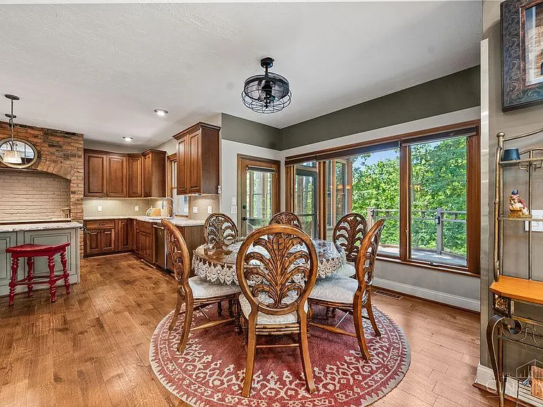 7883 Chestershire Dr — Photo 8