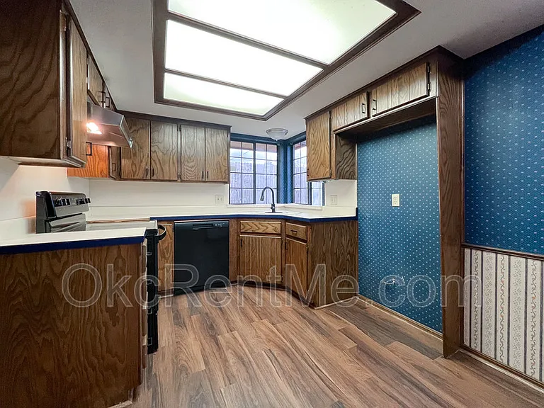 6801 Chisholm Ct — Photo 8
