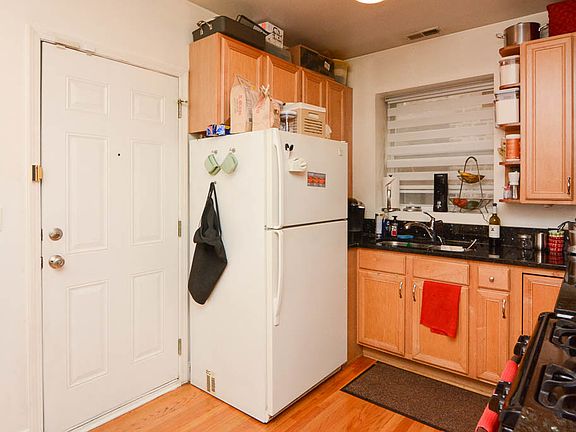 3rd image of 6305 N Claremont Ave Unit 4