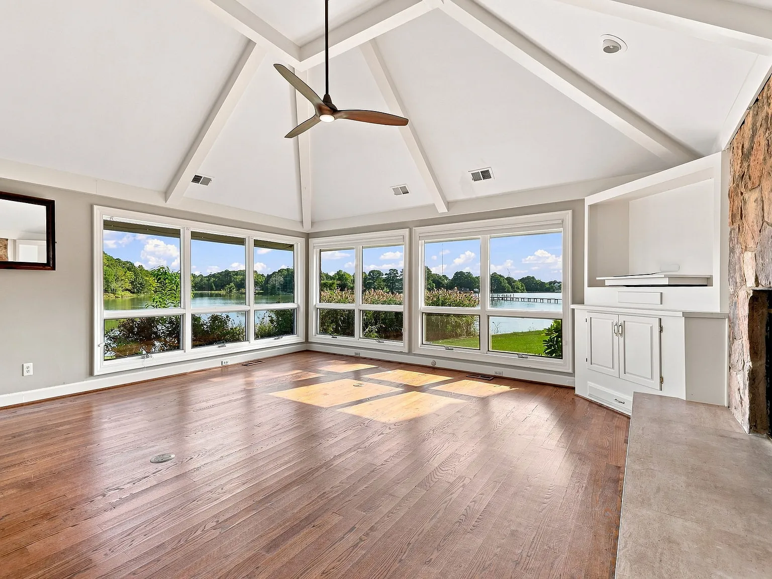 4 bed, 2.5 bath, 3632 sqft, $4,250 — Photo 4