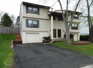 213 McDivitt Ln, Mukwonago, WI 53149