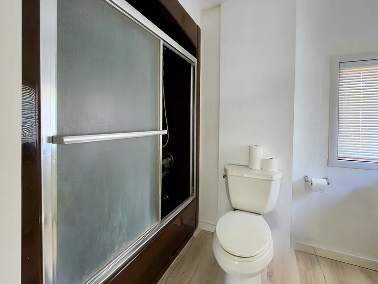 105 Esther St — Photo 15