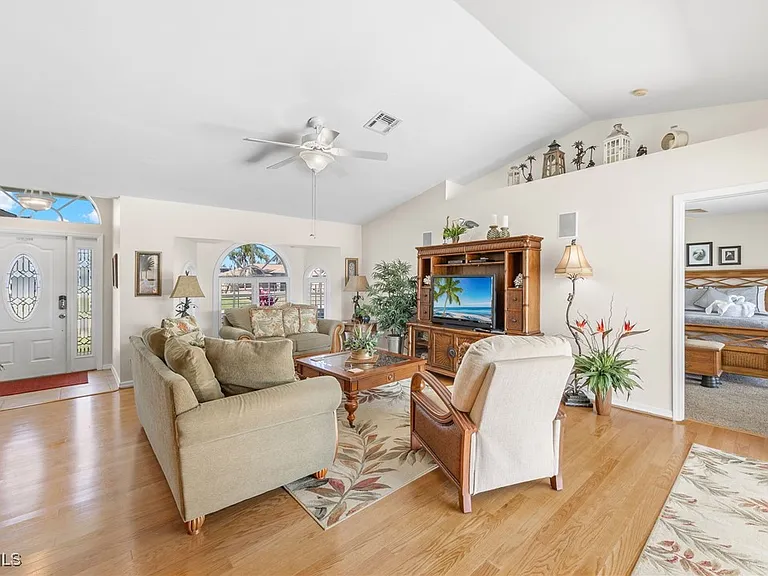 2305 SW 19th Pl — Photo 15