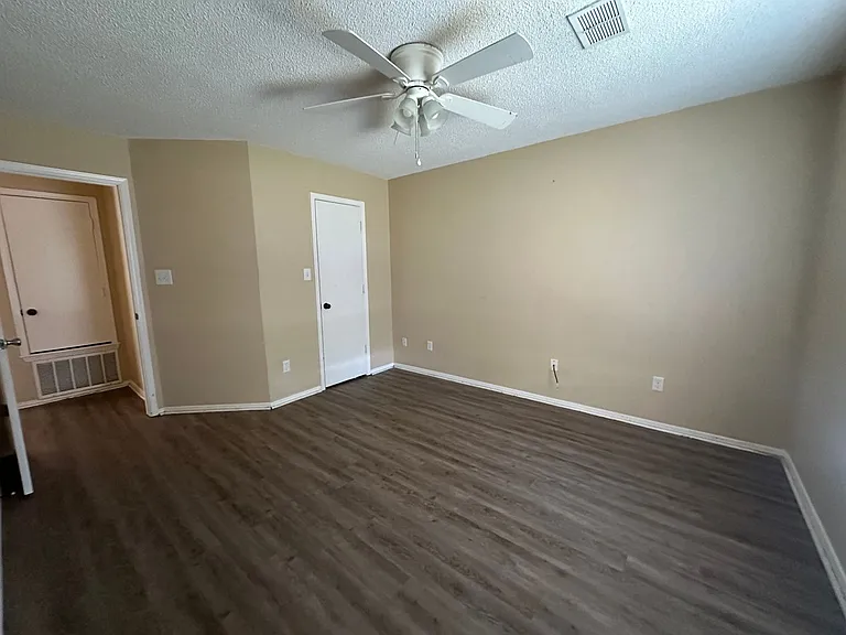2111 Timberwood Ln — Photo 9