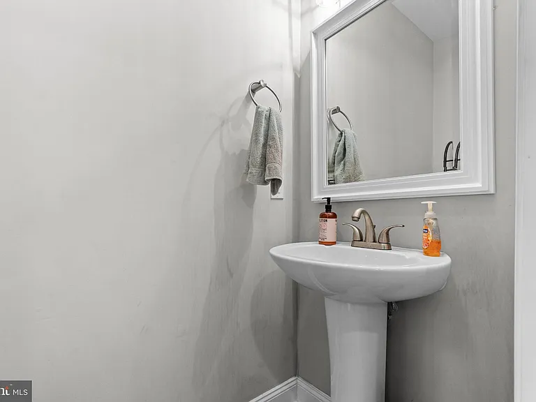 1528 W Seybert St — Photo 13