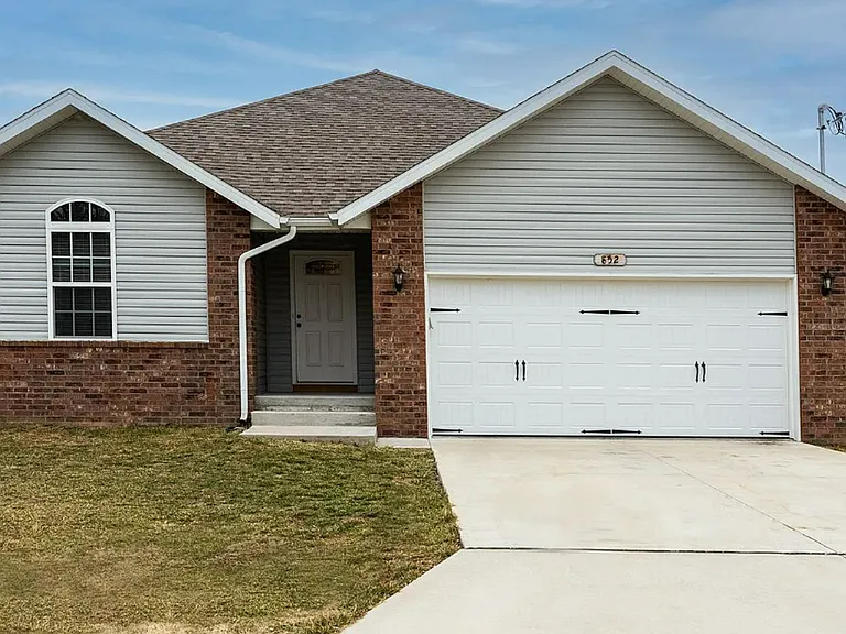 852 S Waco Ave — Photo 2