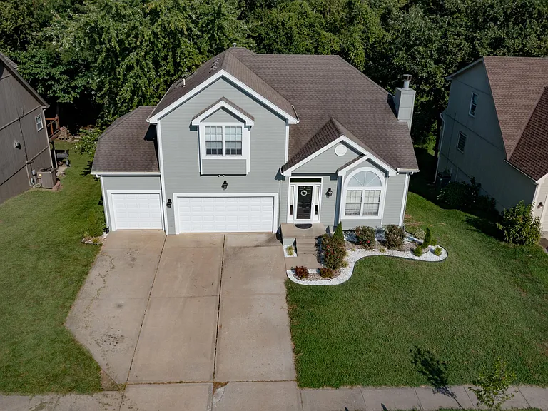 569 Crabapple Ln — Photo 2