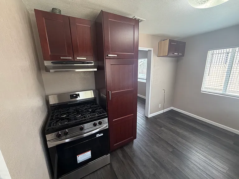 11203 Roswell Ave — Photo 16