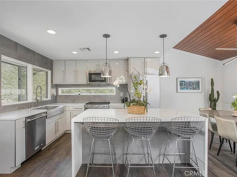 546 Temple Hills Dr — Photo 4