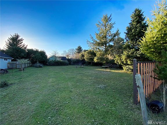 2nd image of 633 Island Cir SE