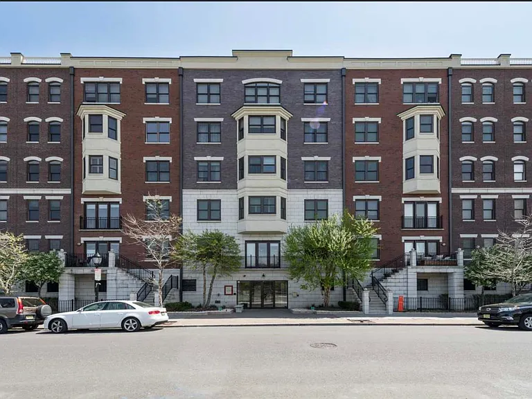1200 Grand St #525 — Photo 10