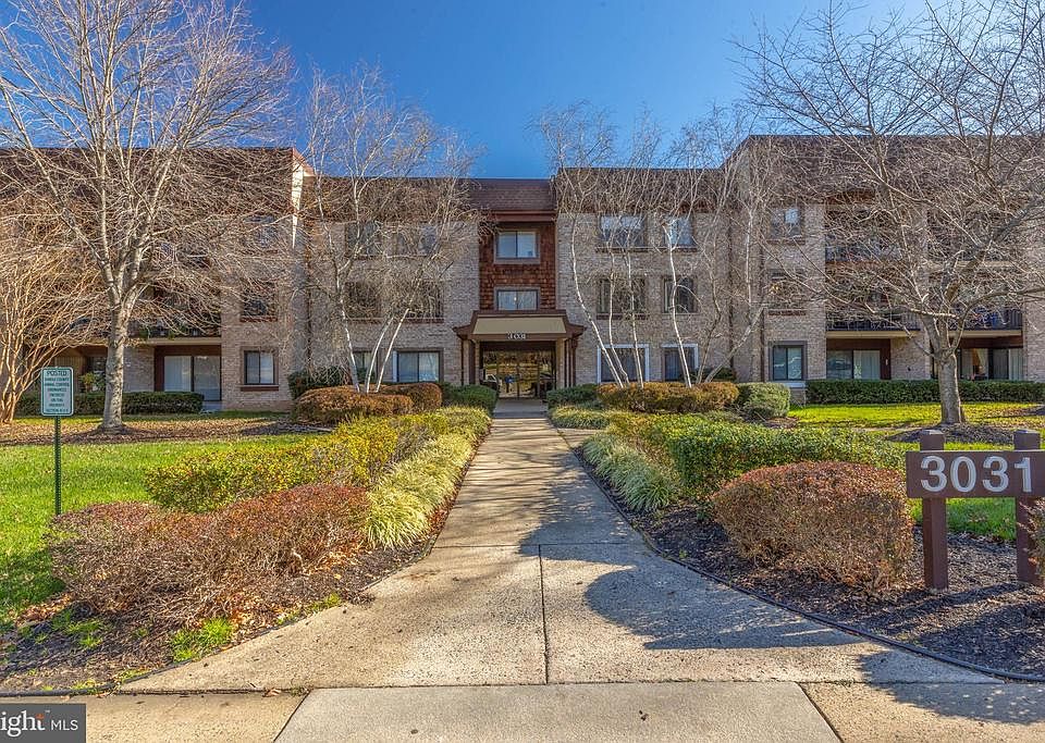 Talk about LOCATION! Oakton living at its best!