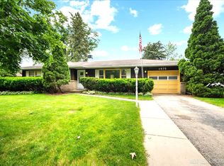 1975 Country Knoll Ln, Elgin, IL 60123