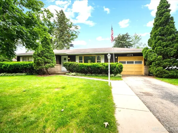 1975 Country Knoll Ln, Elgin, IL 60123