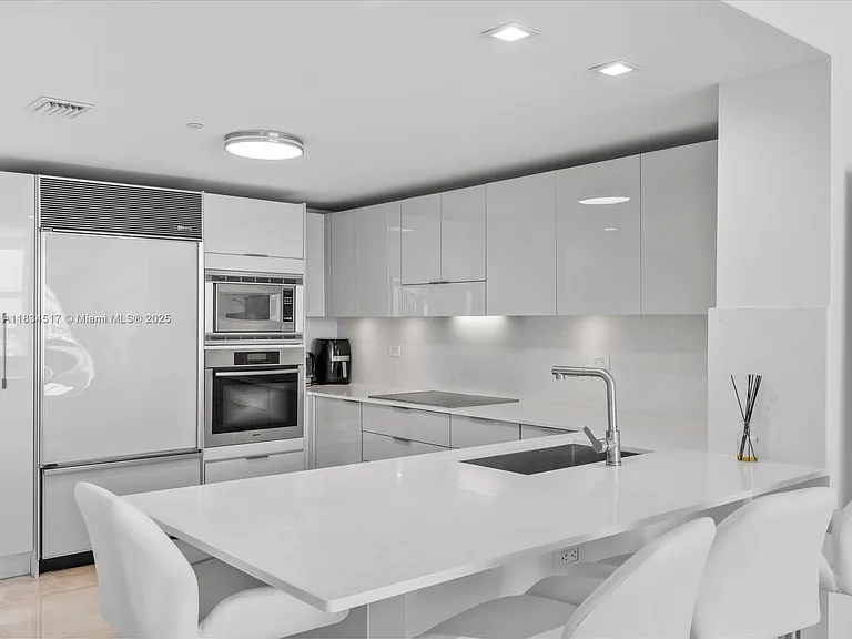 6801 Collins Ave #1402 — Photo 12