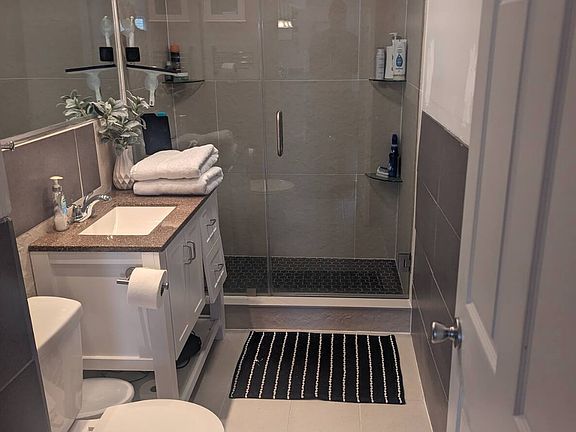5th image of 1019 Berryville Ave #201