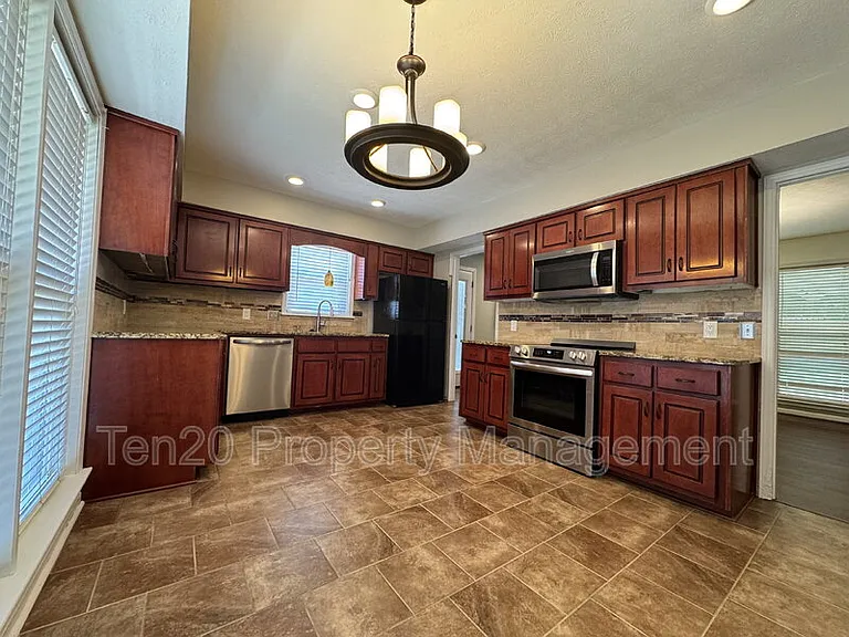 6446 Gloucester Ct — Photo 6