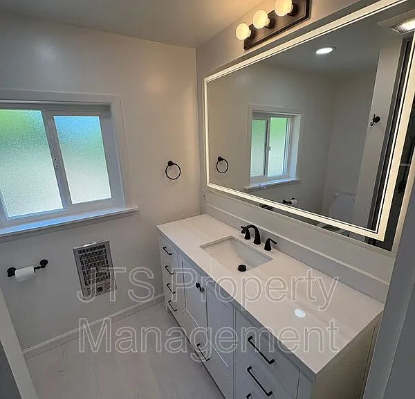 2440 Central Ave #B — Photo 7