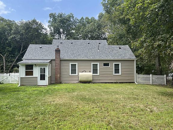 3rd image of 18 Cedar Dr