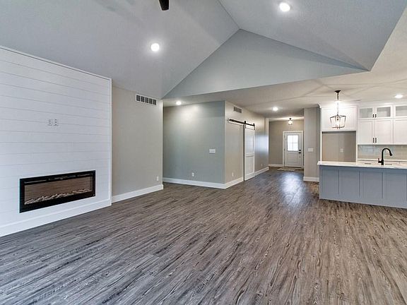 5th image of 736 Larry Ct