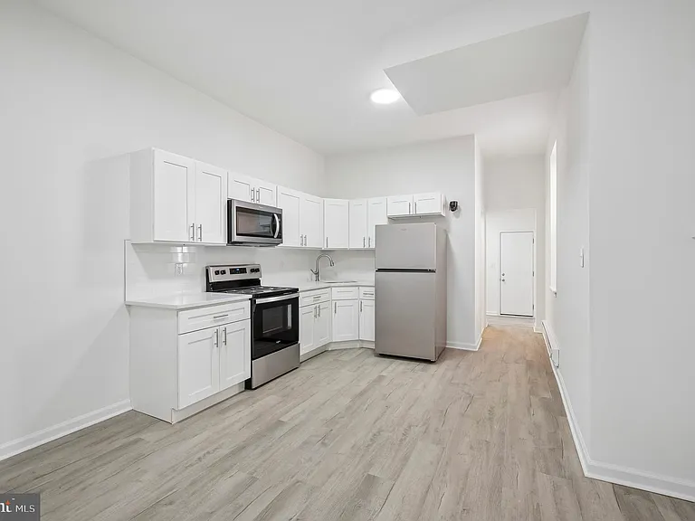 247 W Berkley St — Photo 3