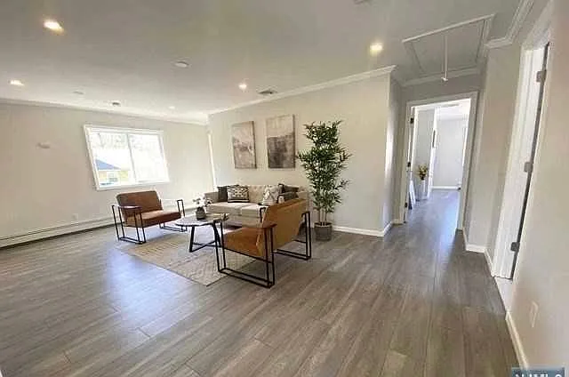 4 bed, 2.5 bath, $4,300 — Photo 2