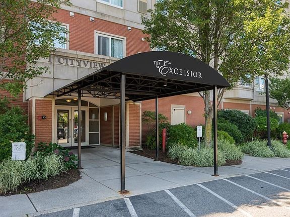 3rd image of 1 Cityview Ln Unit 716