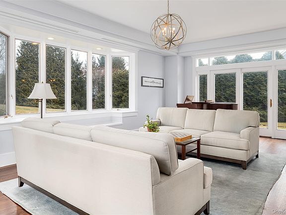 5th image of 239 Sunnyridge Road