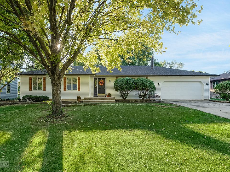 ~Welcome to 29 Cebold Drive~Large front yard & oversized concrete driveway~New roof, siding & gutter