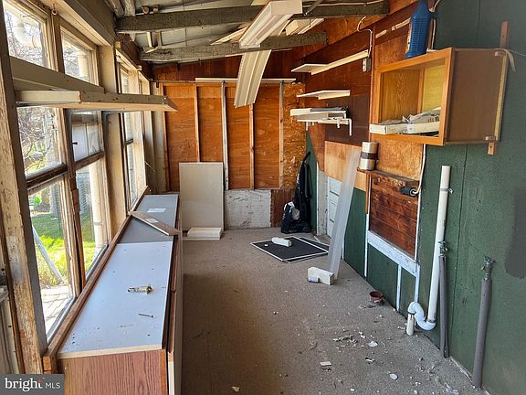 5th image of 8019 Edgewater Ave