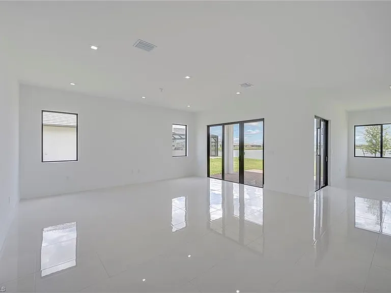 4775 Quercia Dr — Photo 5