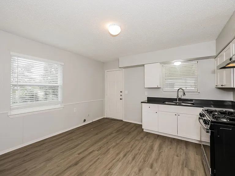 1238 Narcissus Ln — Photo 7