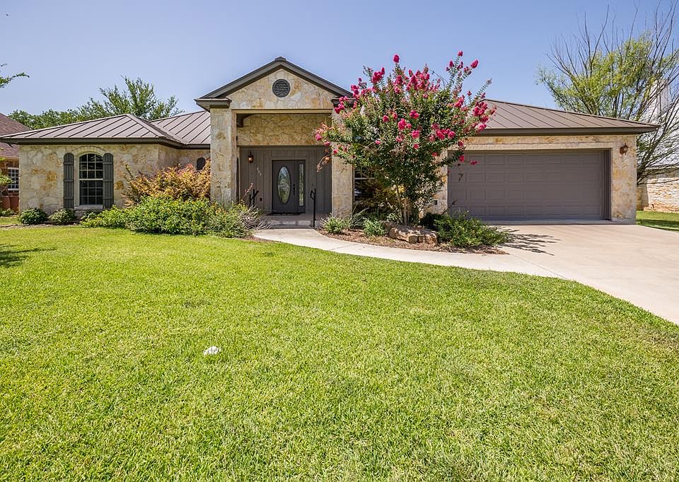 1st image of 805 Dogwood Ln