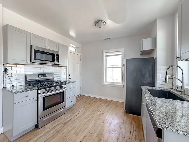 5610 N Western Ave #302 — Photo 3