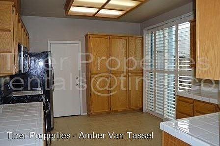 5th image of 216 Sierra Oak Ct