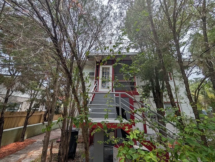 Spacious 2nd-Floor 2BR/1BA with Bonus Office|Steps from Clearwater — Photo 2