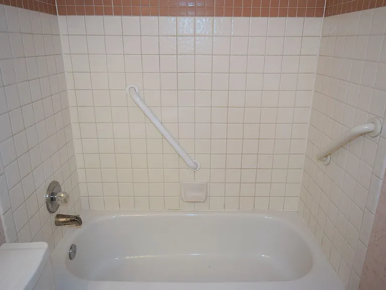 8615 Brighton Dr NE — Photo 10
