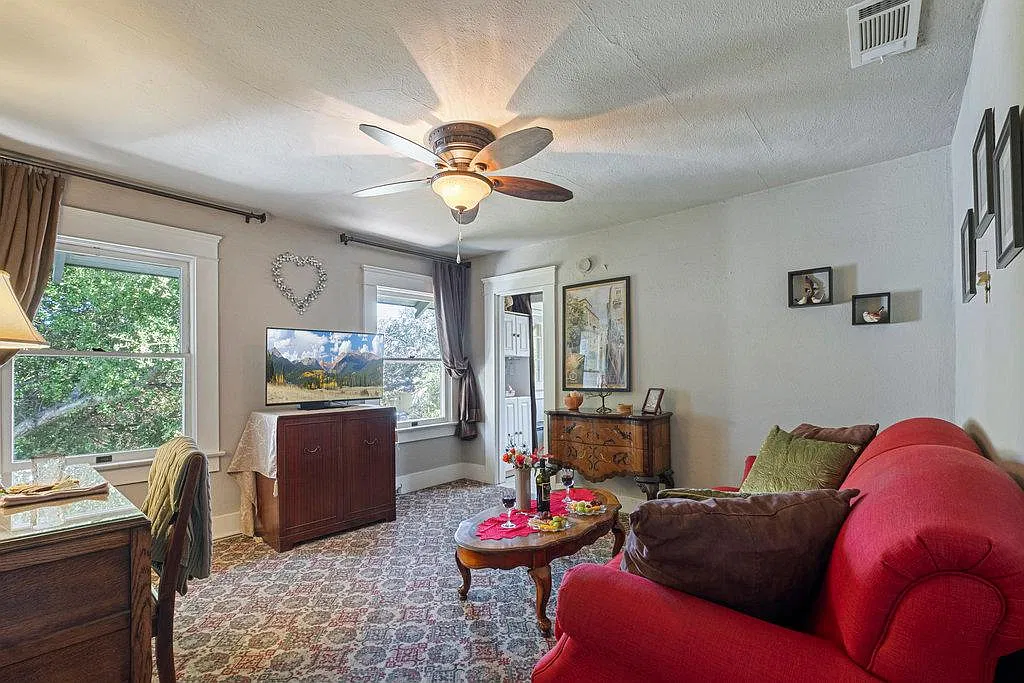 445 Oak St — Photo 3