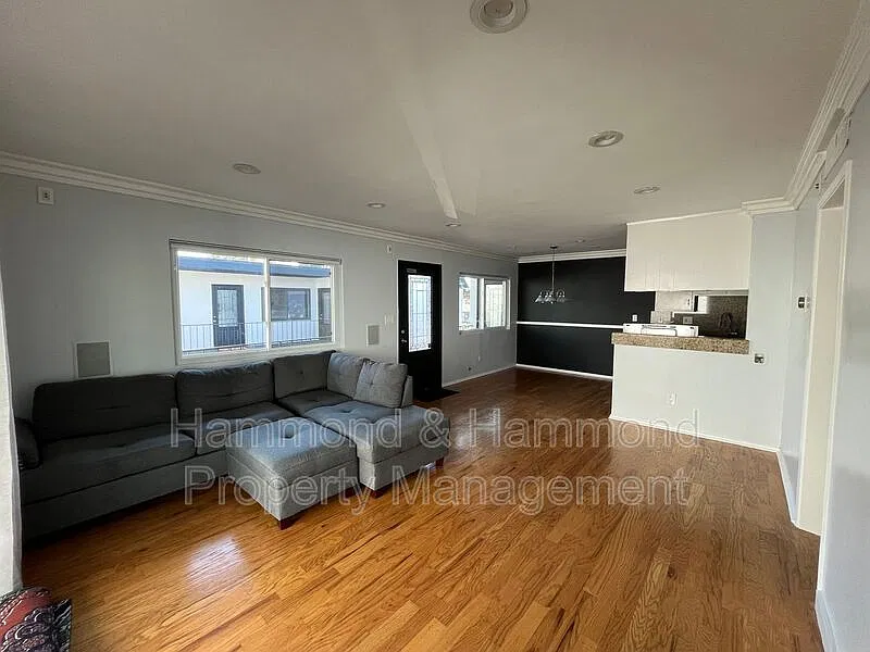 2 bed, 1.0 bath, 781 sqft, $2,600 — Photo 2