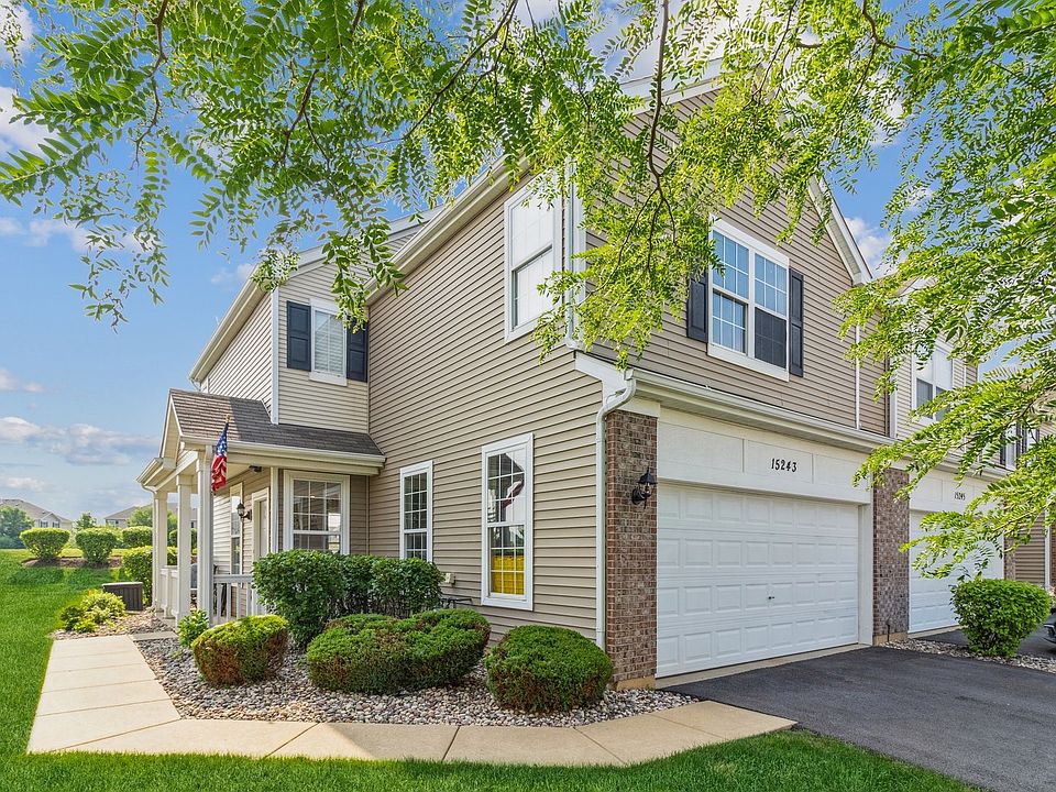 End unit desirable 3 bed 2 1/2 bath townhome