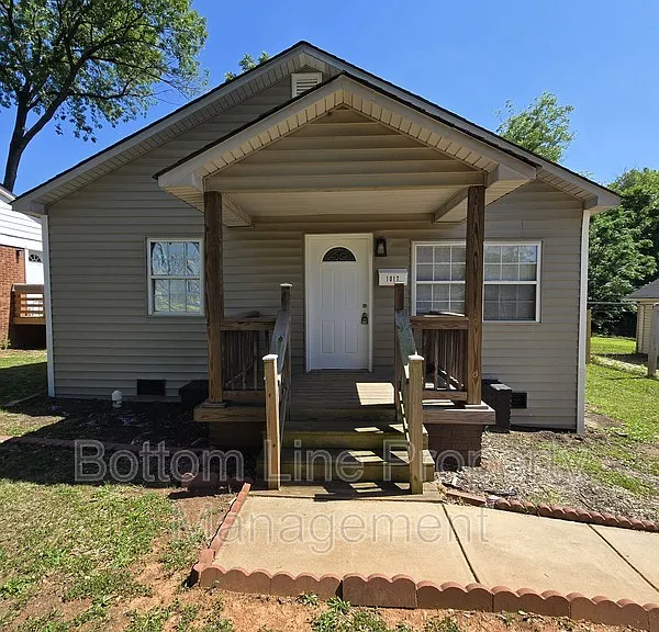 1017 Rodey Ave — Photo 1