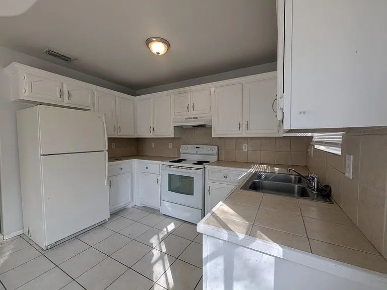 1614 Phoenix St #3 — Photo 1
