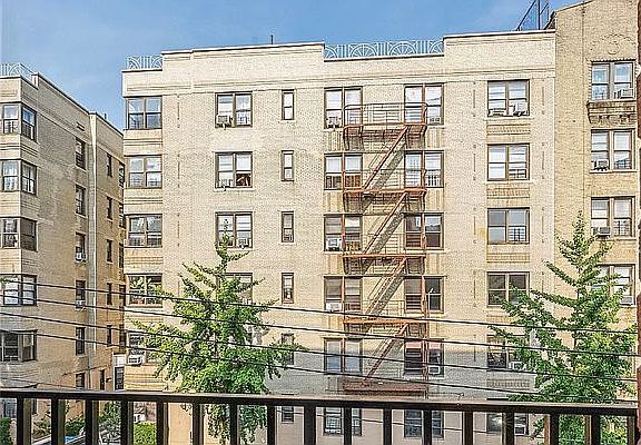 5th image of 2692 Creston Ave #6B