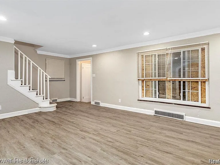 5574 Buckingham Ave — Photo 6