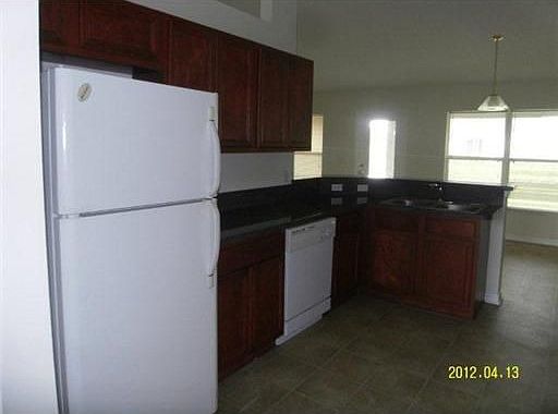 5th image of 582 SW McComb Ave