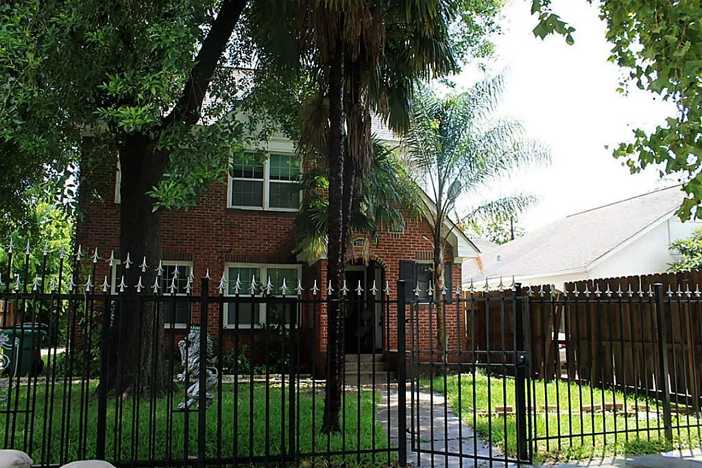 3 bed, 1.0 bath, $1,450 — Photo 2