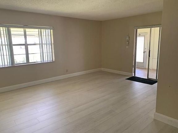 4th image of 413 SW Natura Ave APT A