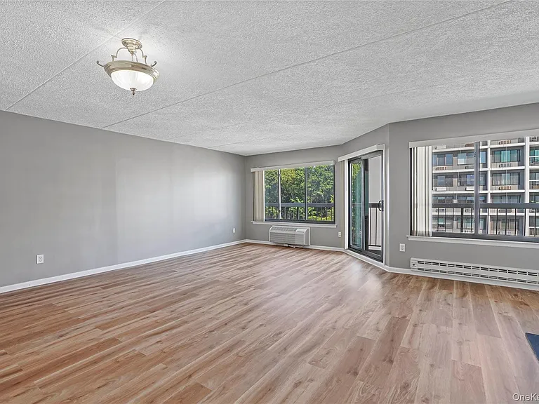 200 High Point Dr #Penthouse 6 — Photo 14