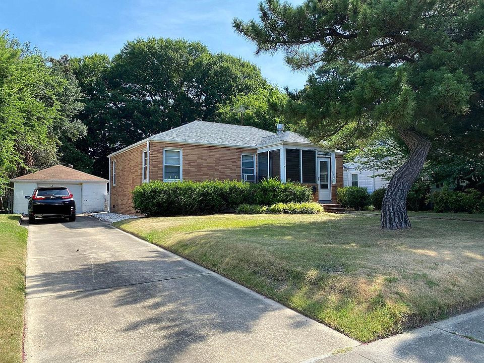 1st image of 140 Forsythe St