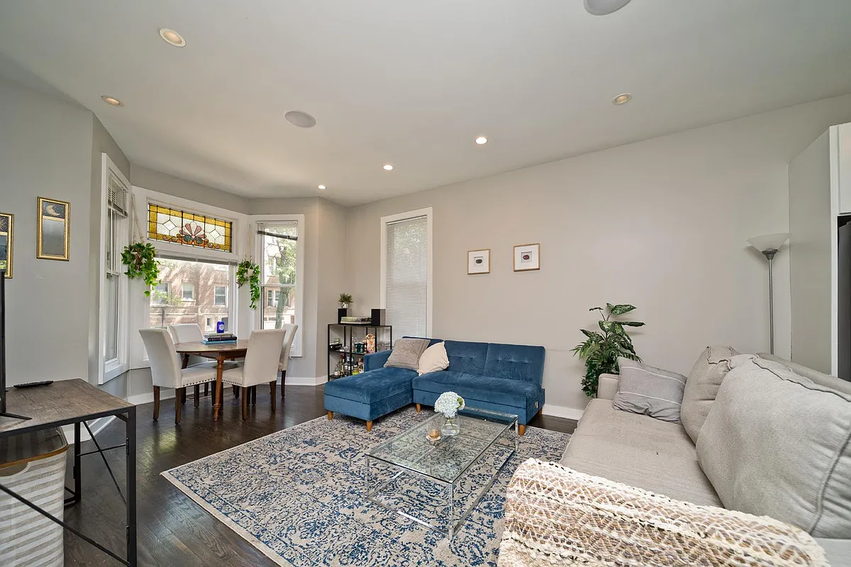 Building Photo - 1061 W Cornelia Ave #1F